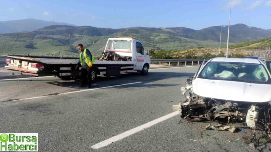 Gemlik'te otomobil bariyerlere çarptı: Sürücü ve eşi yaralandı