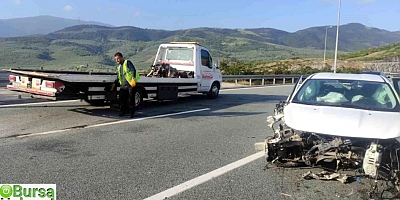 Gemlik'te otomobil bariyerlere çarptı: Sürücü ve eşi yaralandı